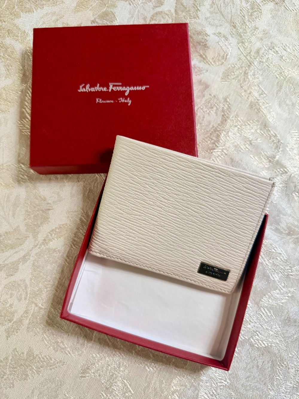 NIB Salvatore Ferragamo Men's Bifold Wallet Off White Textured Leather Italy